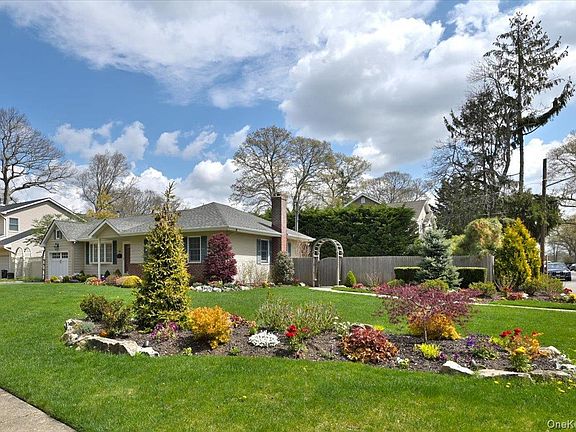 5th image of 586 Seaford Avenue