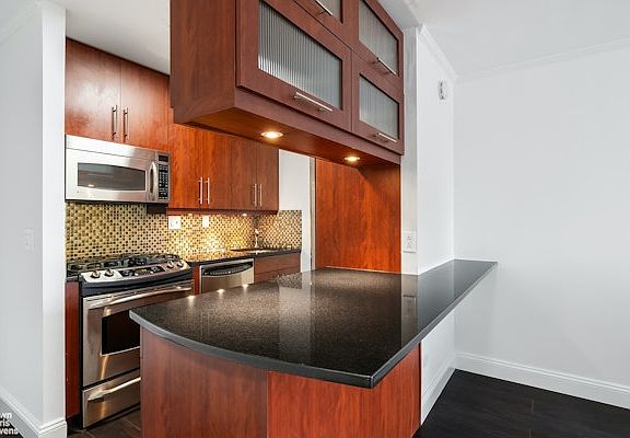 5th image of 270 W 17th St APT 9F