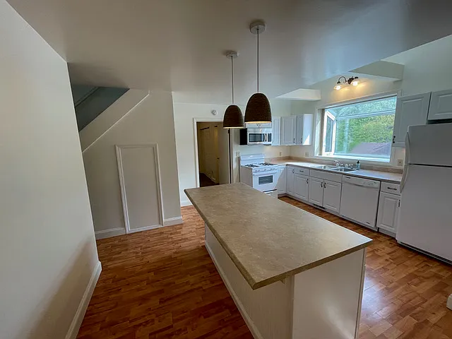 548 W 5th St #2 — Photo 5