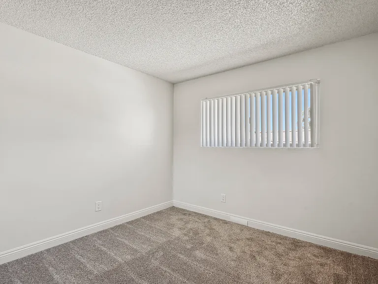 Sierra West Apartments — Photo 30
