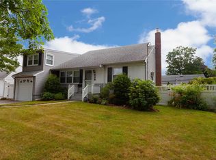 605 Heathcliff Dr, Seaford, NY 11783