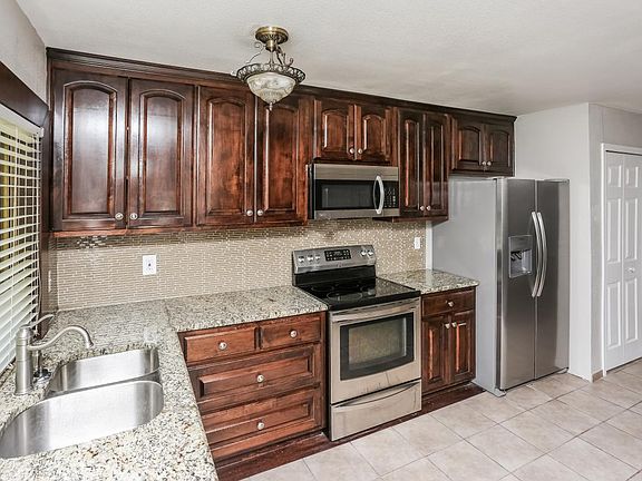 4th image of 505 S Holiday Dr