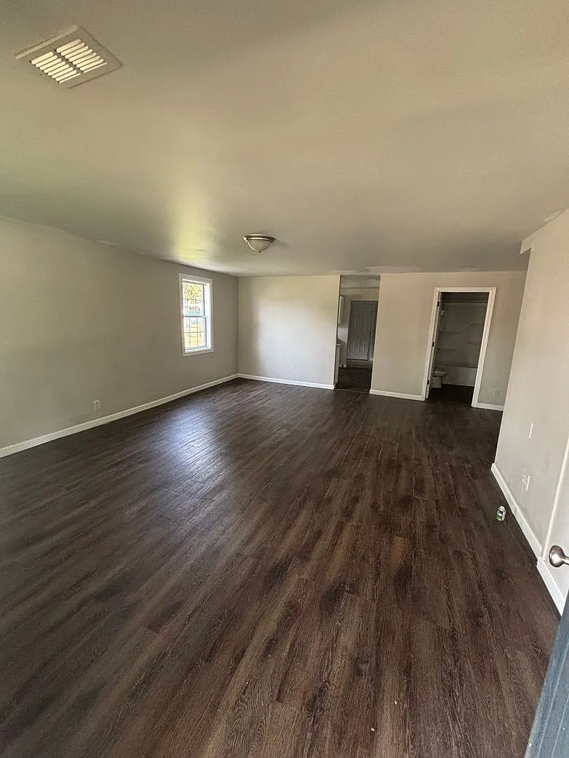 Charming 3-Bedroom Home Near Historic C-Street — Photo 2