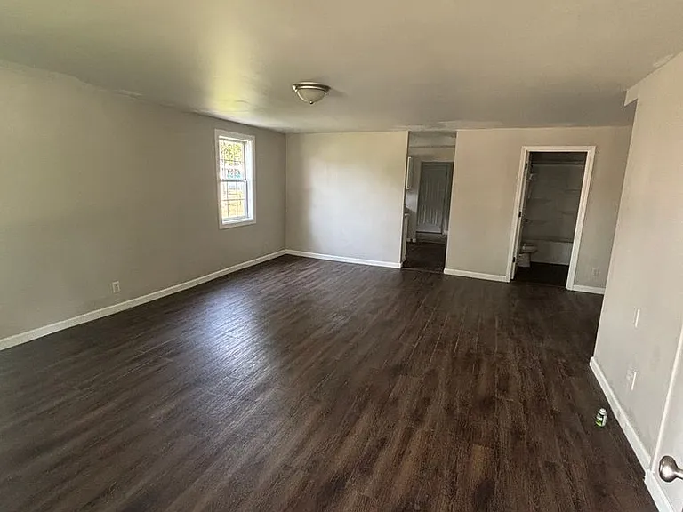 645 W Webster St — Photo 2