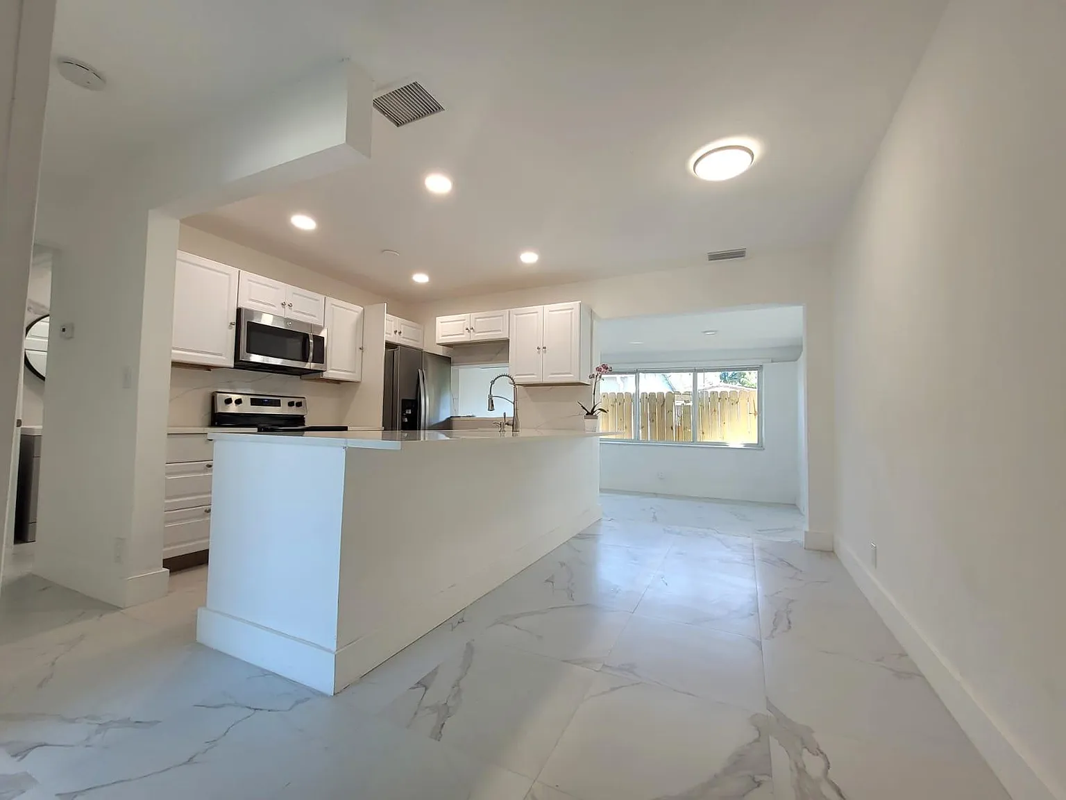 6 bed, 3556 sqft, $8,995 — Photo 4