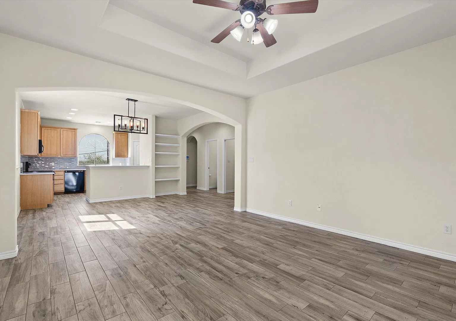 1405 Delsie Dr — Photo 2