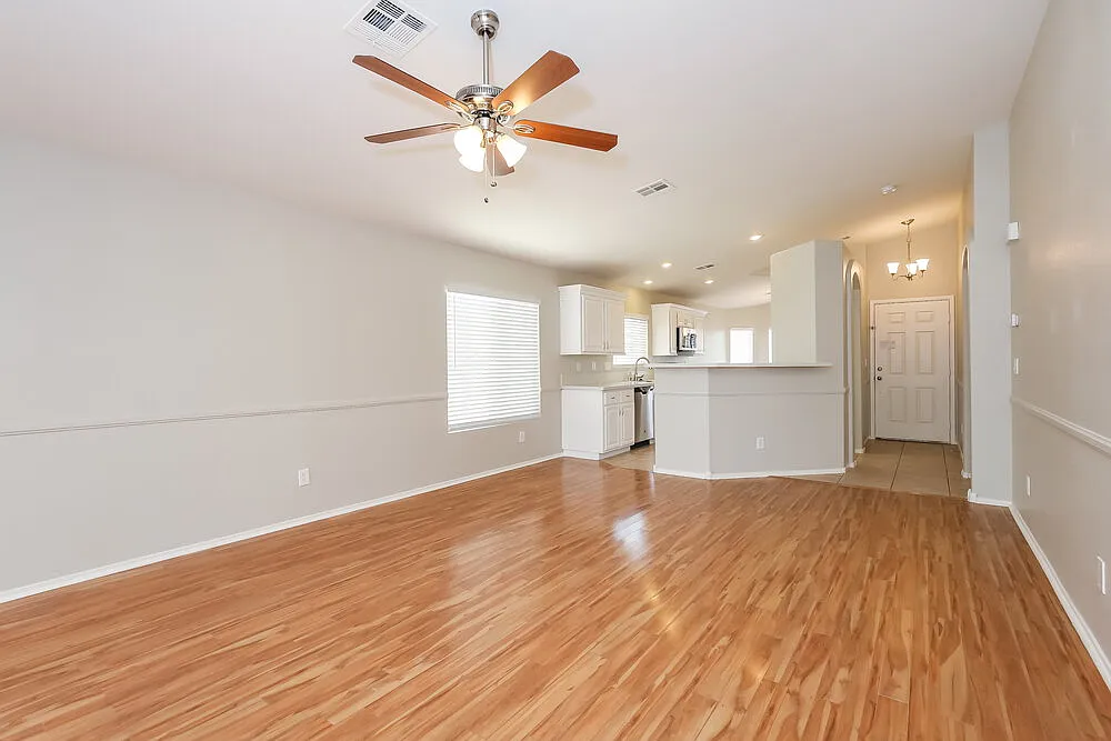 4 bed, 2.0 bath, 1606 sqft, $2,305 — Photo 4