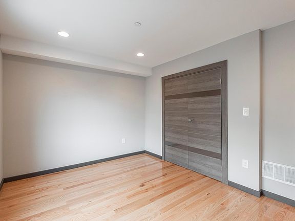 3rd image of 2541 Montrose St #B