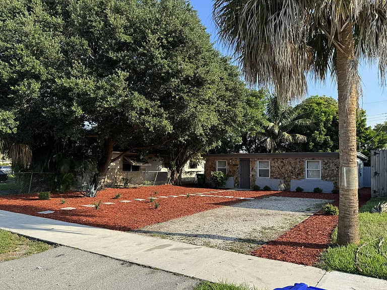 2881 NW 11th Pl — Photo 3