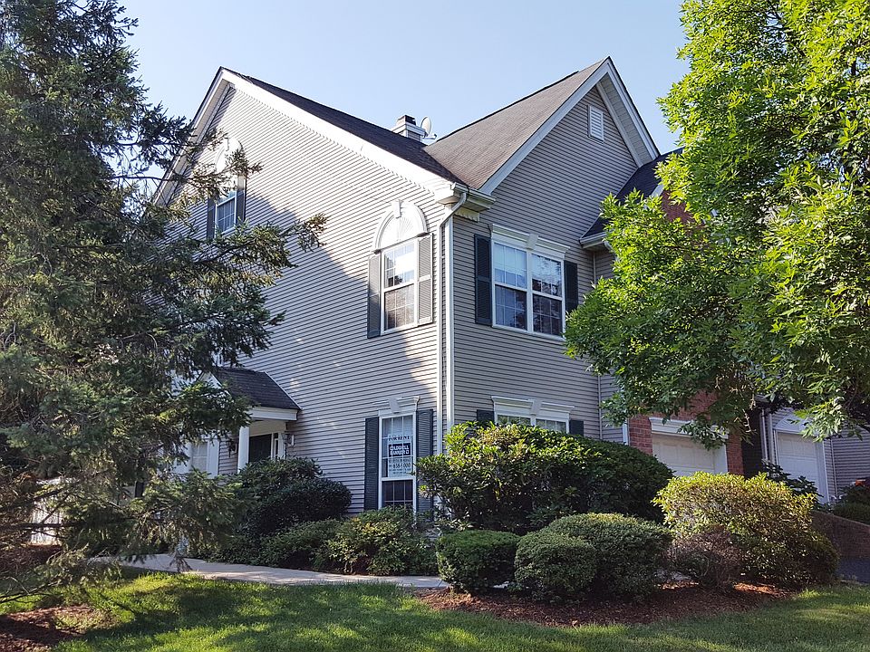 3-BR END-UNIT RENTAL IN THE HILLS OF BASKING RIDGE