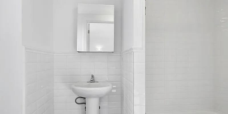 Rented by REZI | media 13