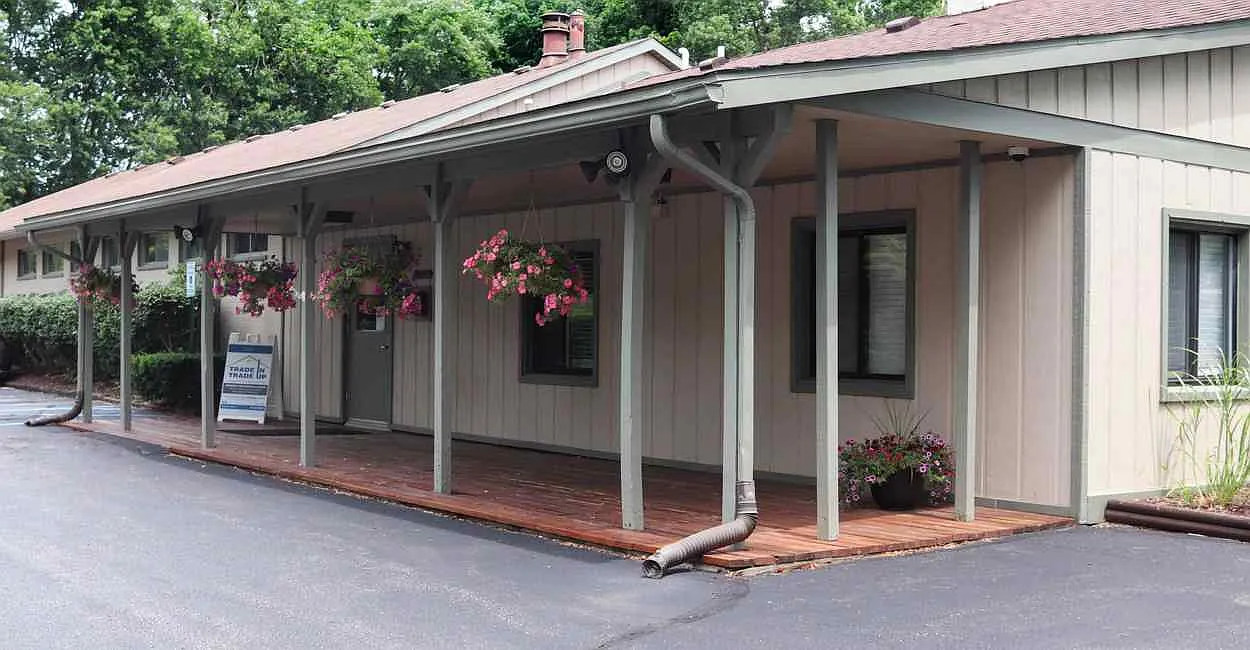 Belleville Manor — Photo 1