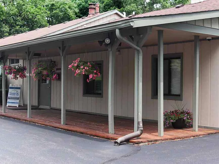 Belleville Manor — Photo 1