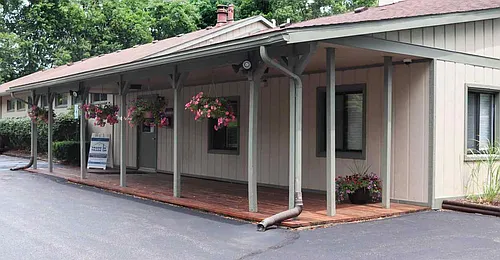 Belleville Manor Photo 1
