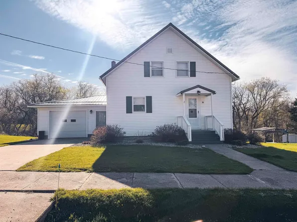 90 Main St, Waterville, IA 52170