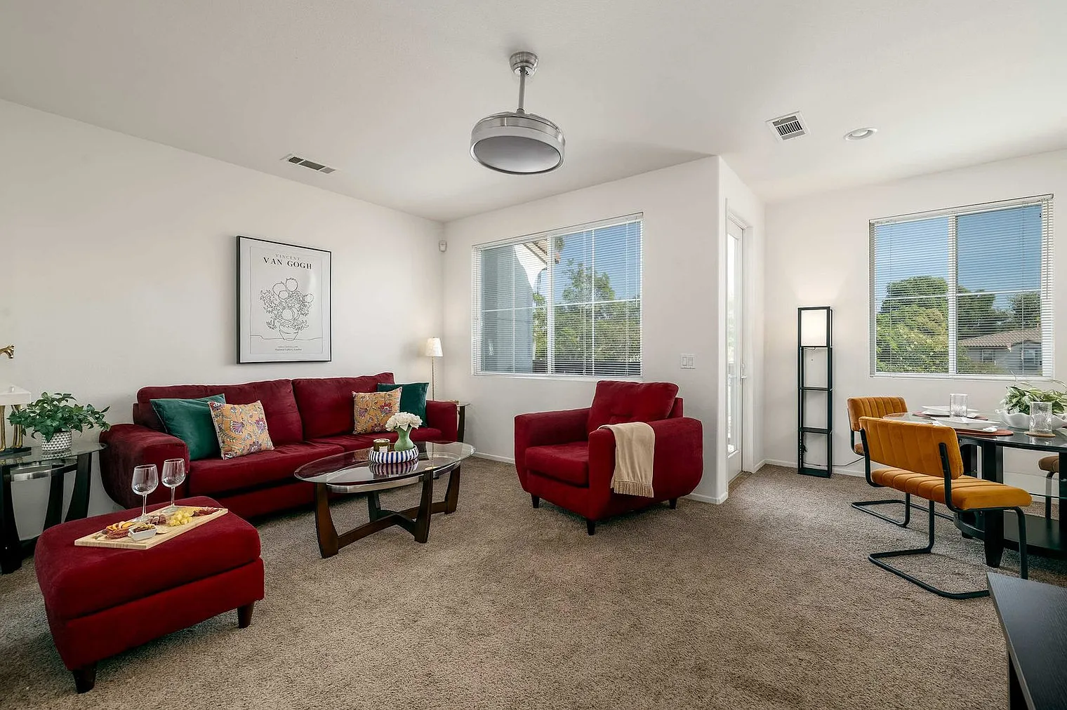 3 bed, 2.0 bath, 1033 sqft, $6,096 — Photo 2