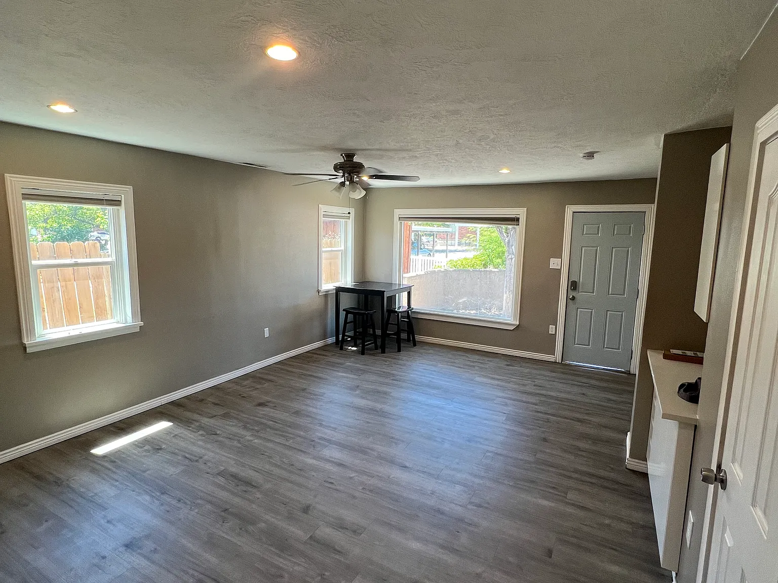 3 bed, 1000 sqft, $2,000 — Photo 3