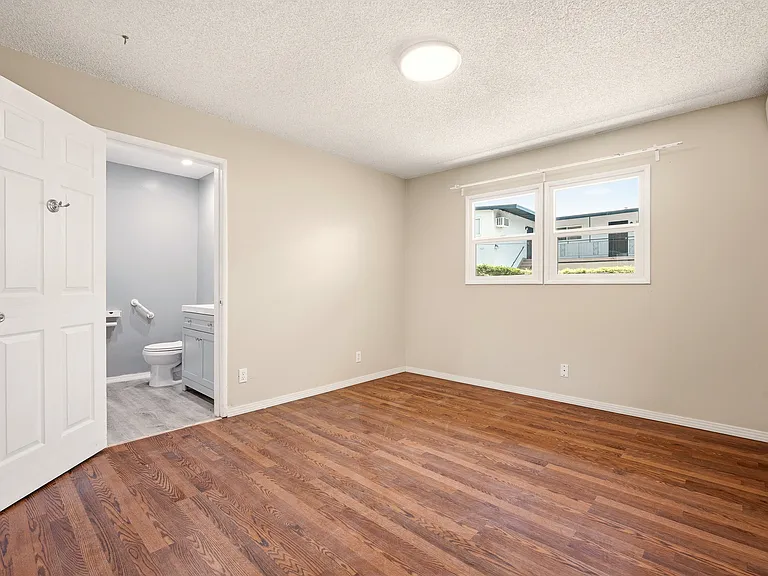 327 1/2 S Lincoln Pl — Photo 16