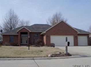 176 Heatherland Dr, Bethalto, IL 62010