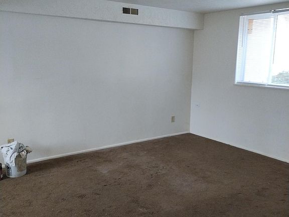 Living Room 14'x13'