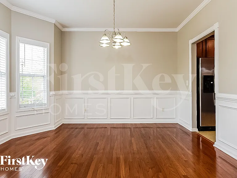 821 Harrison Dr — Photo 3