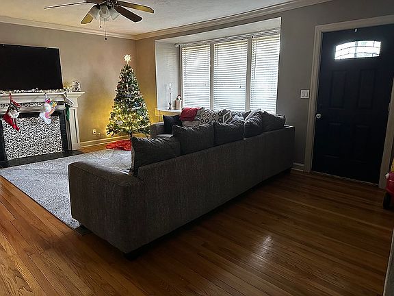 3rd image of 104 W Wareingwood Dr