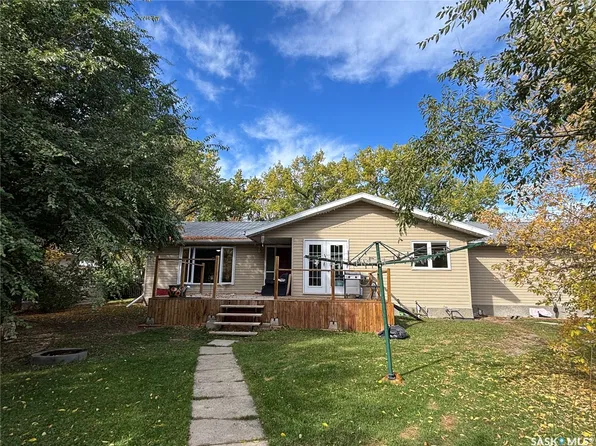 202 Hood Street, Maple Creek, SK S0N 1N0