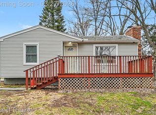 6524 Oakridge Dr, Waterford, MI 48329