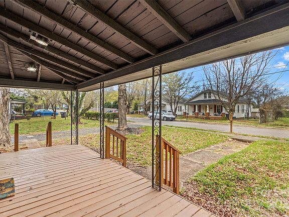 3rd image of 523 Woodlawn Dr