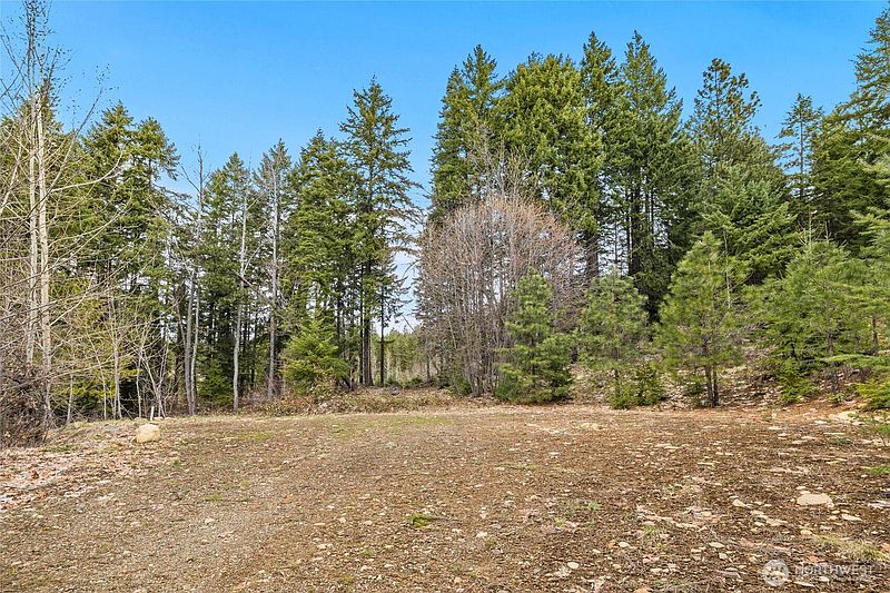 3rd image of 33 Lakeside Court
