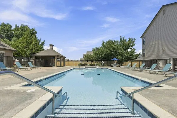 Crown Pointe Apartments — Photo 1