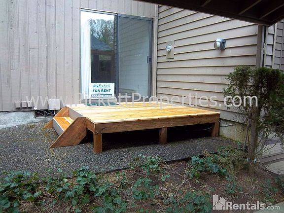 2nd image of 805 NW Huckle Dr Unit B