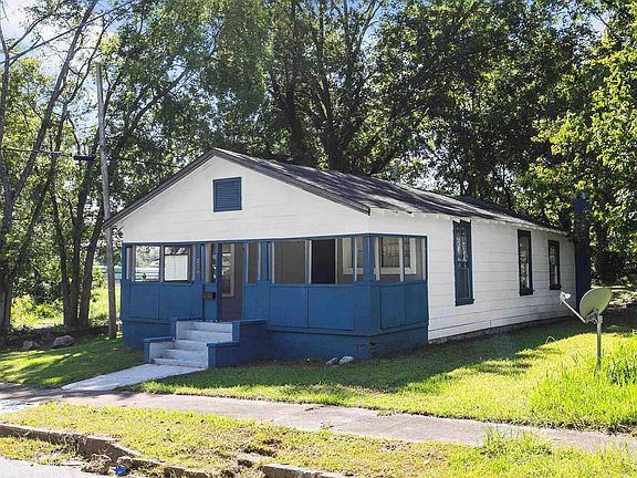 3rd image of 220 Avenue Z