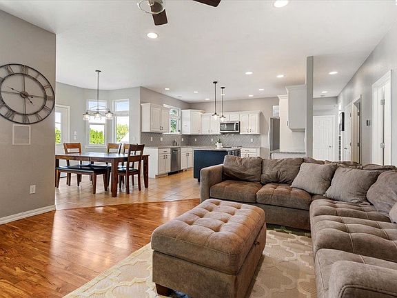 3rd image of 1876 Nova Ln