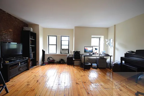 Rented by Rolling Stone Realty LLC | media 8