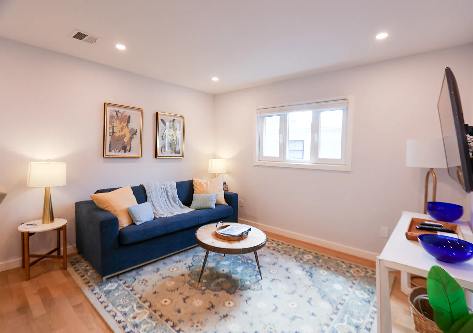 THO752 Modern 2BR/2BA Gem near MIT | Central Cambridge — Photo 2