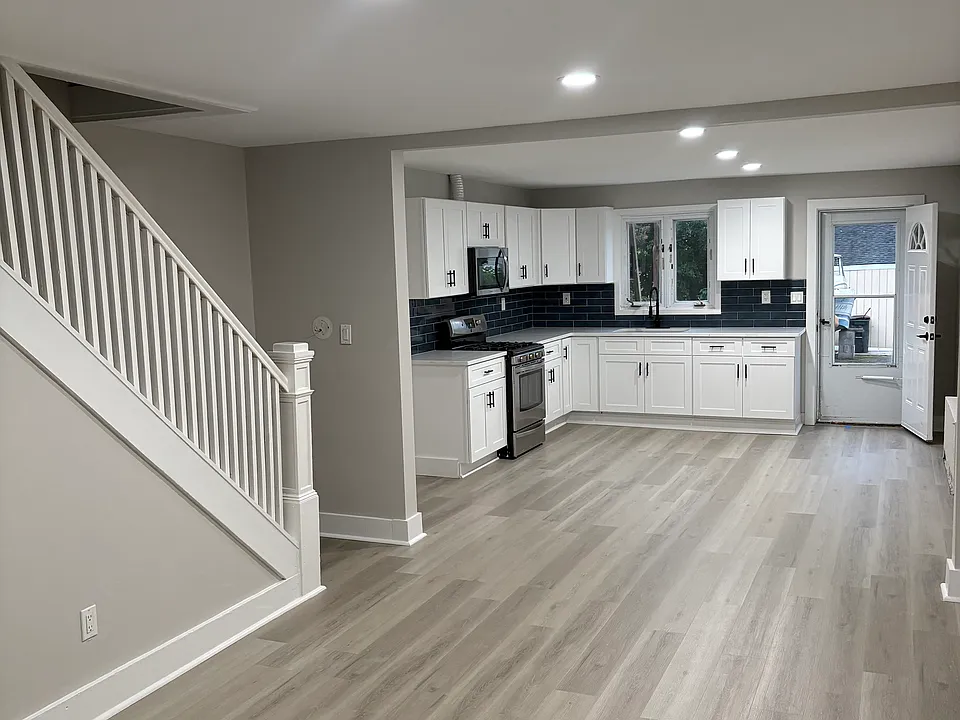 21-23 Boehmhurst Ave