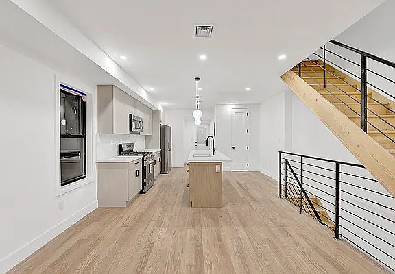 2nd image of 141 E 28th St