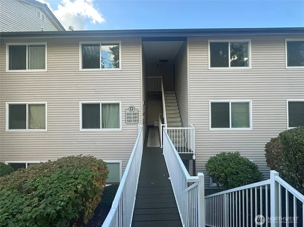 9012 25th Avenue SW #D201, Seattle, WA 98106