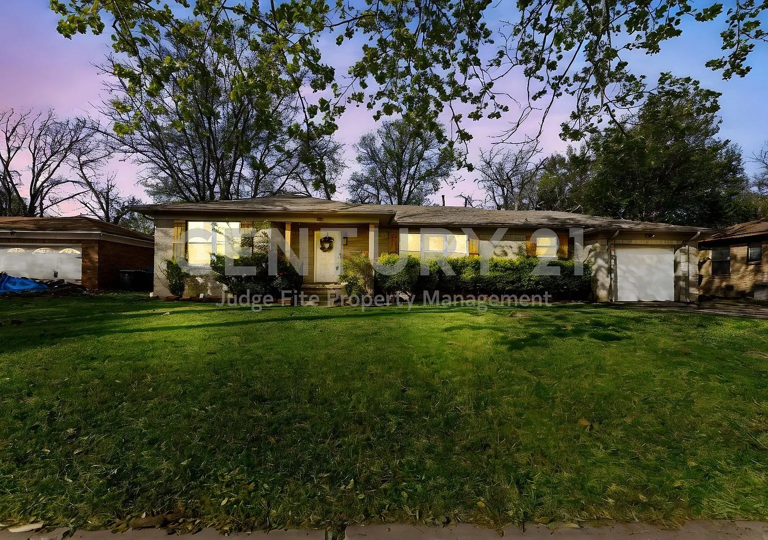 You're Going to LOVE This Tastefully Updated 3/2/1 in Waco! — Photo 2