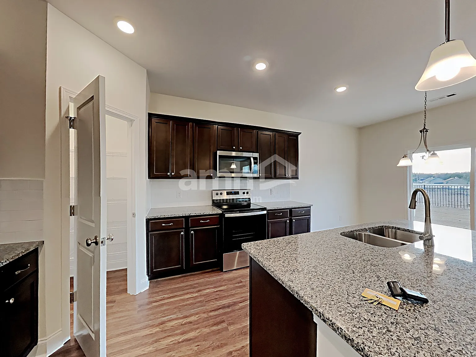 4 bed, 2.5 bath, 2297 sqft, $2,600 — Photo 3