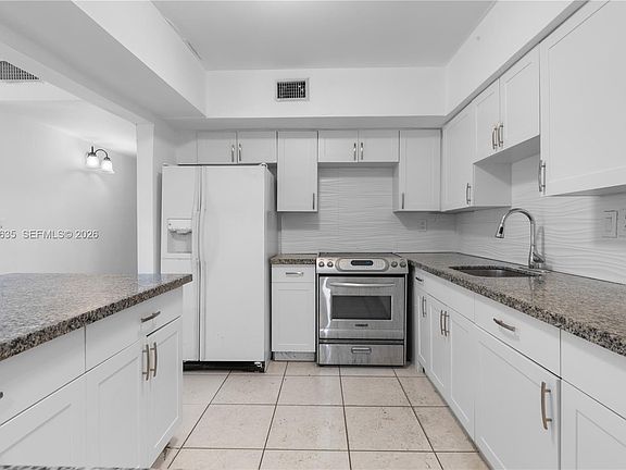 4th image of 3061 NE 4th Ave