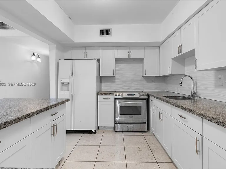 3061 NE 4th Ave — Photo 4