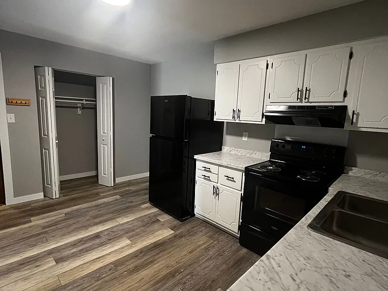 Parkway Apartments — Photo 8