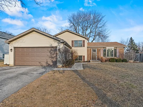 750 Trailside Dr, Lake Zurich, IL 60047