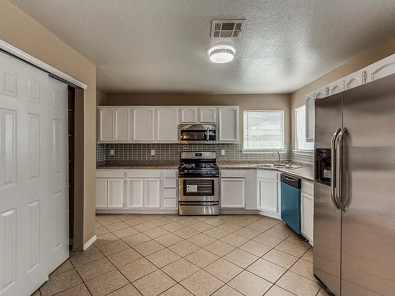 12233 Iverson Ct — Photo 10