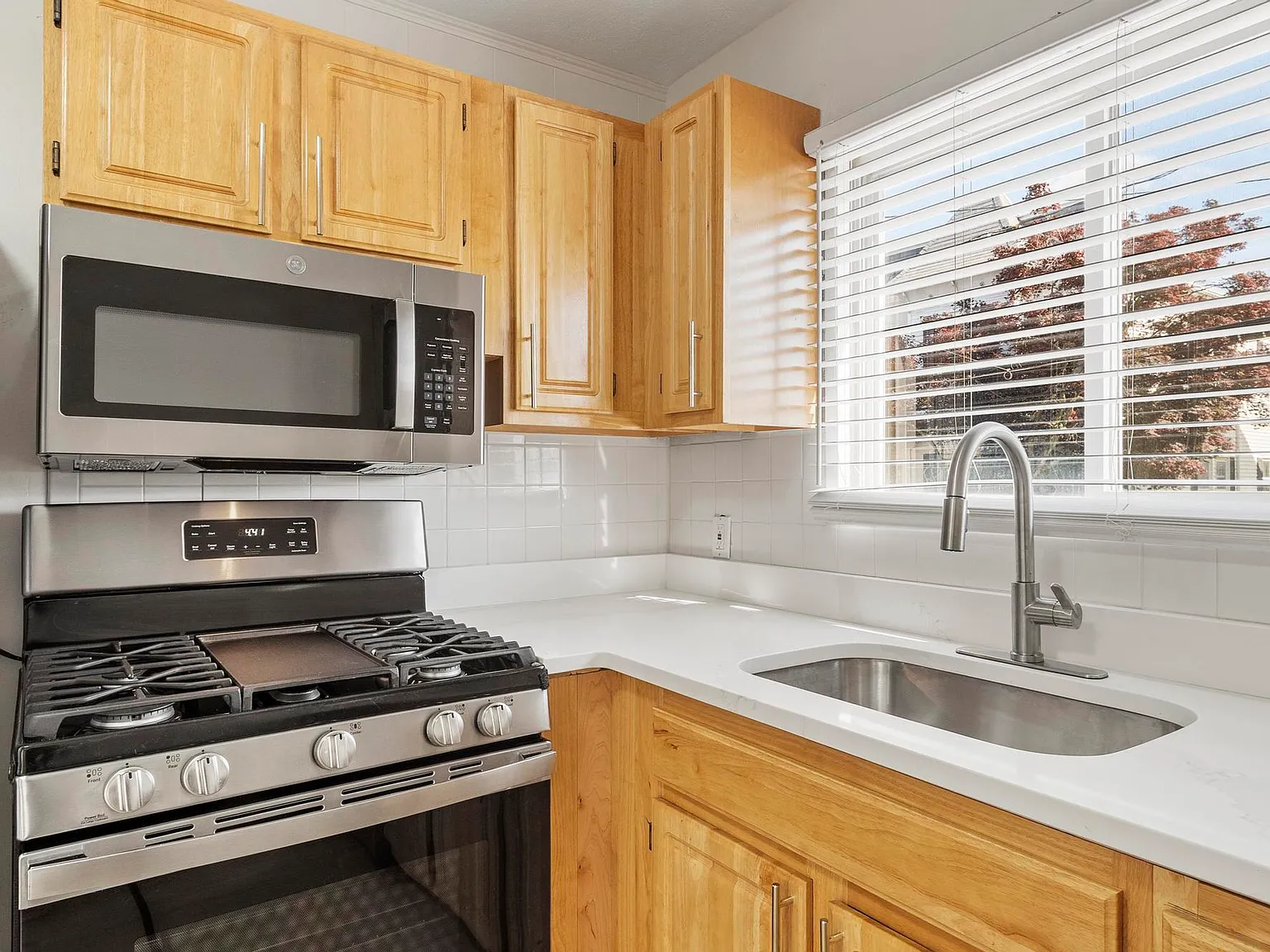 3 bed, 998 sqft, $3,800 — Photo 2
