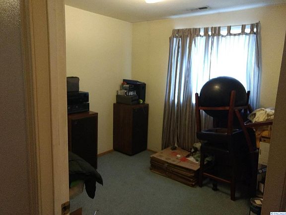 5th image of 640 N Desdemona Ave