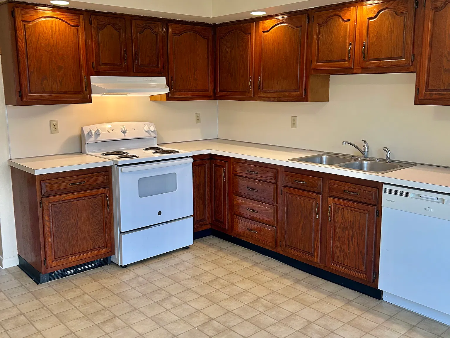 2 bed, 1.5 bath, 1040 sqft, $1,350 — Photo 2