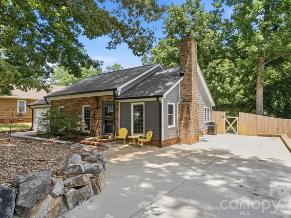7112 Walterboro Rd, Charlotte, NC 28227